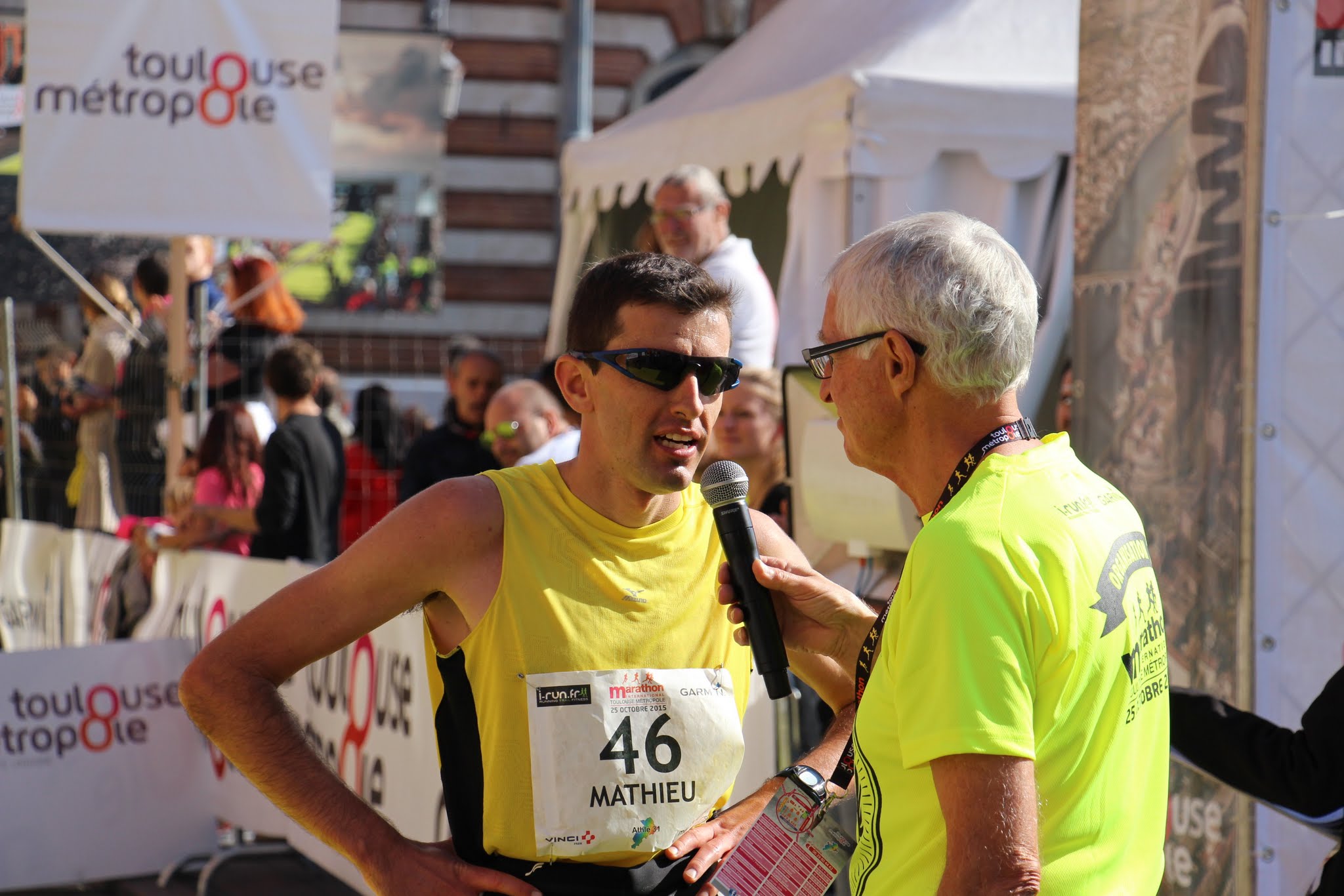 Mathieu Bertos interviewé ici au marathon de Toulouse
